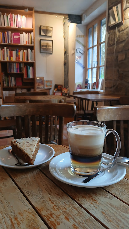 L'autre rive, huelgoat, chaos, café-libraire dans la foret