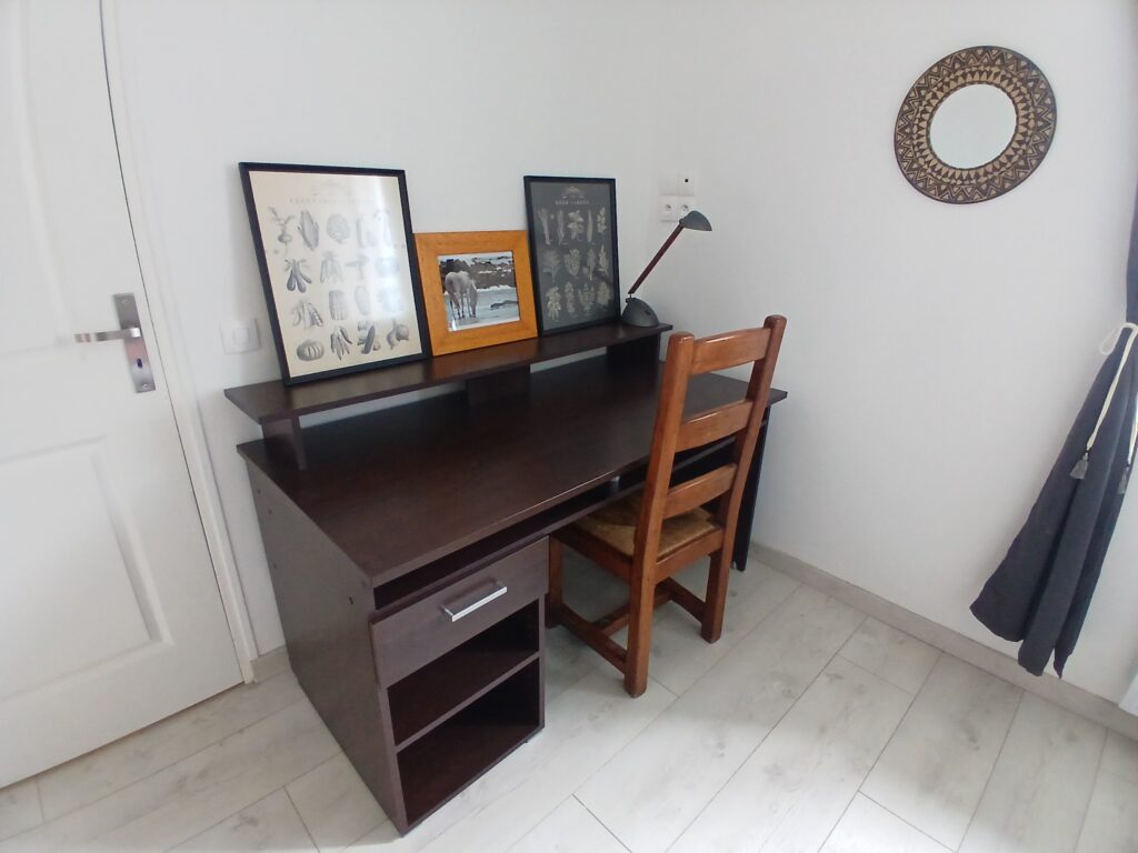 Chambre lit double avec coin bureau location saisonnière airbnb aurélie manoir de kerozet chambres d'hotes