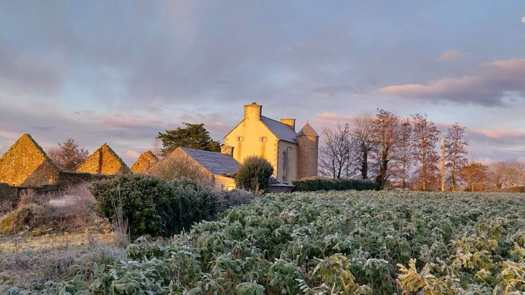 Le manoir vue de derrière avec la tourelle