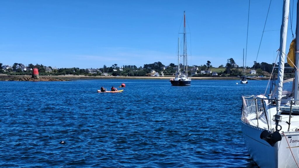 Kayak au milieu des voiliers au port de l'aber wrac'h